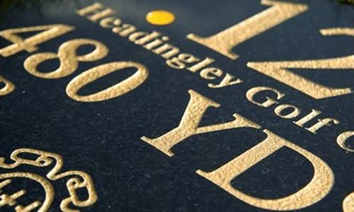 Skilte omkring klubhuset